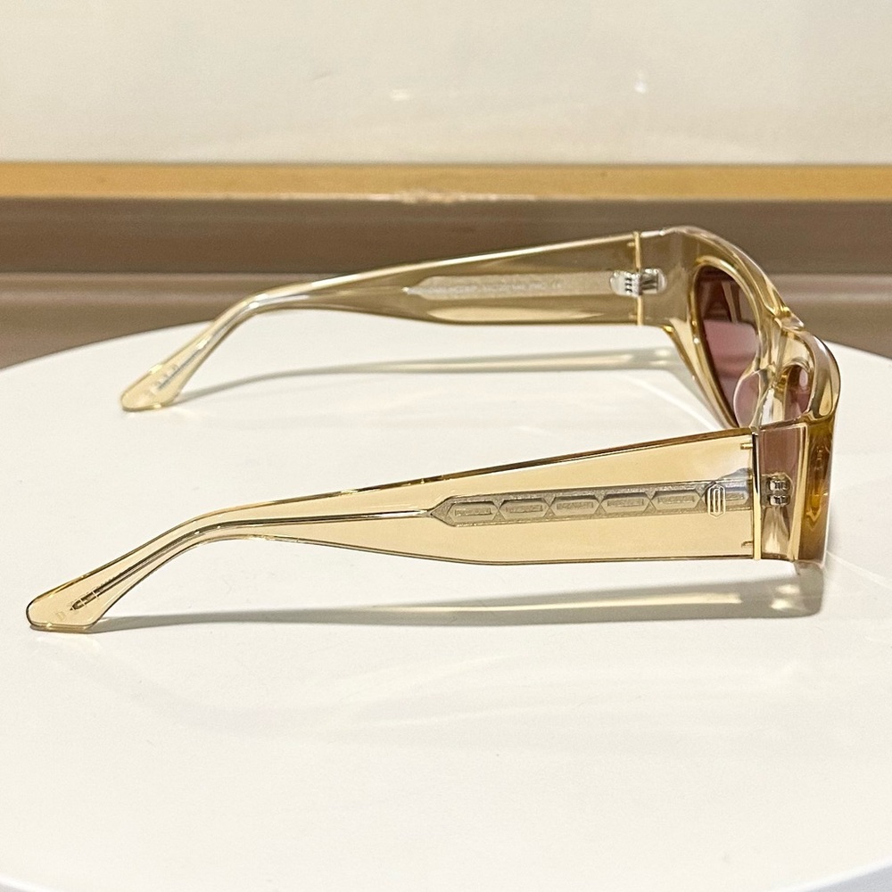 🌸DIFF EYEWEAR 🌸 The Mandalorian Armorer Golden Crystal Polarized Sunglasses - Picture 7 of 14